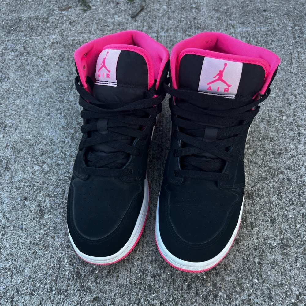 Girls Jordan 1’s size 6.5 youth.